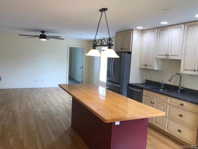  2 BR,  2.00 BTH &nbsp;Contemporary style home in Westhampton Beach