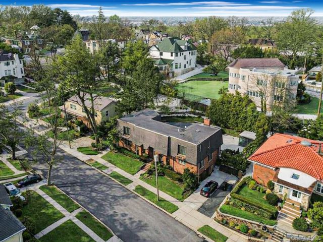  5 BR,  4.00 BTH &nbsp;Tudor style home in New Brighton