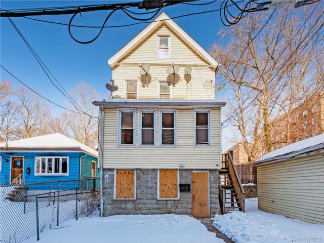  5 BR,  2.00 BTH &nbsp;Colonial style home in Stapleton