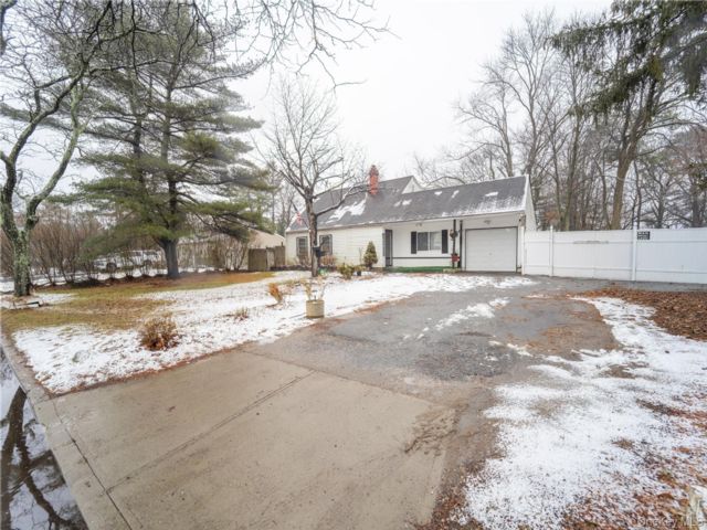  6 BR,  2.00 BTH &nbsp;Cape cod style home in Medford