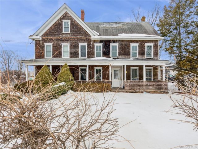  8 BR,  4.00 BTH &nbsp;Colonial style home in Riverhead
