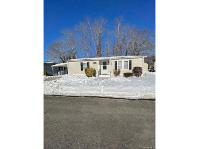  2 BR,  2.00 BTH &nbsp;Ranch style home in Riverhead
