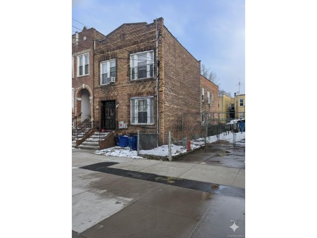  8 BR,  4.00 BTH &nbsp;House style home in Kensington