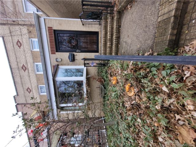  3 BR,  2.00 BTH &nbsp;Colonial style home in Astoria