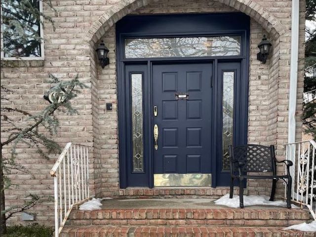  5 BR,  3.00 BTH &nbsp;Colonial style home in Far Rockaway