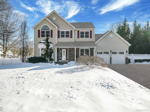  4 BR,  4.00 BTH &nbsp;Colonial style home in Selden
