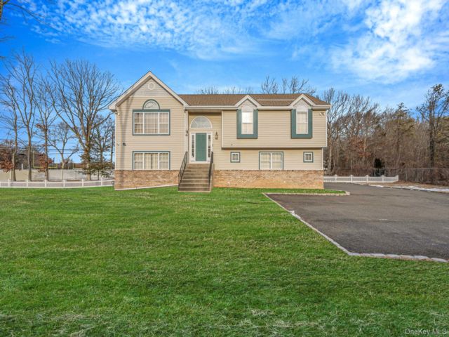  4 BR,  3.00 BTH &nbsp;Hi ranch style home in Huntington Station