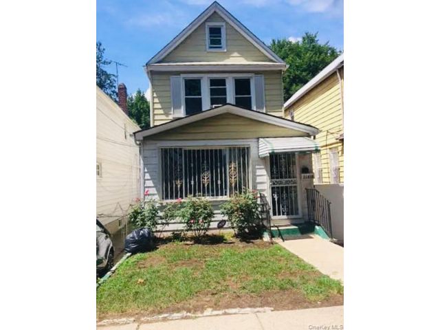  3 BR,  2.00 BTH &nbsp;Colonial style home in Jamaica