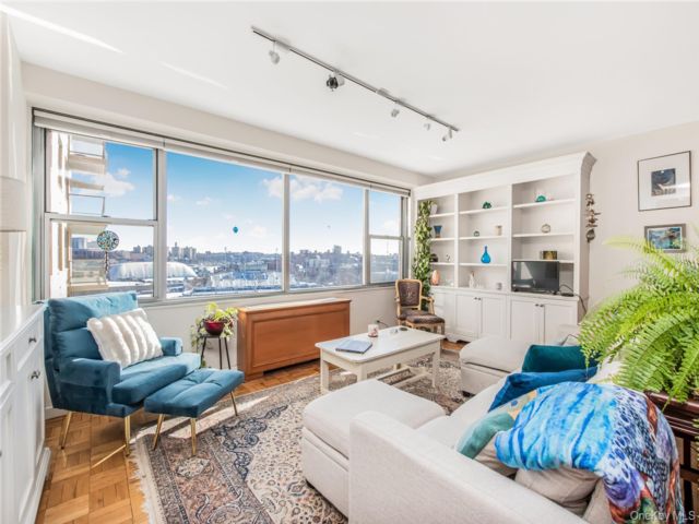 [Kingsbridge Real Estate, listing number 7252472]