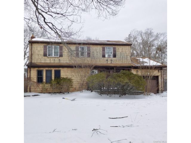  4 BR,  2.00 BTH &nbsp;Colonial style home in Ronkonkoma