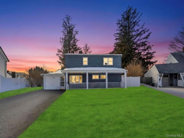  4 BR,  2.00 BTH &nbsp;Exp ranch style home in Hicksville