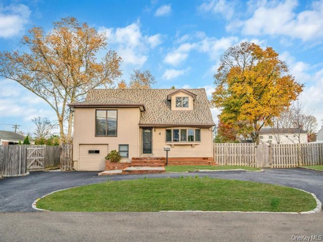  4 BR,  3.00 BTH &nbsp;Split level style home in Huntington Station