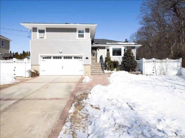  3 BR,  3.00 BTH &nbsp;Split level style home in Massapequa