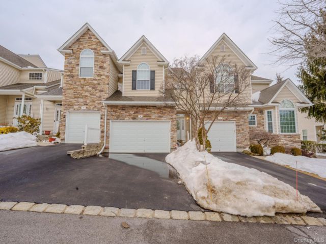  3 BR,  3.00 BTH &nbsp;Condo style home in Kings Park