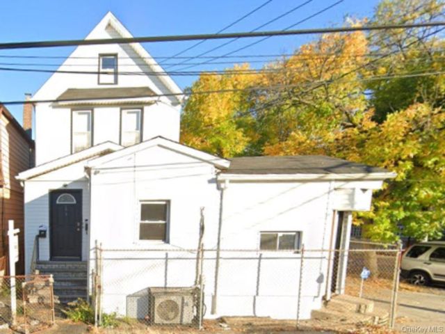  2 BR,  1.00 BTH &nbsp;Colonial style home in Jamaica