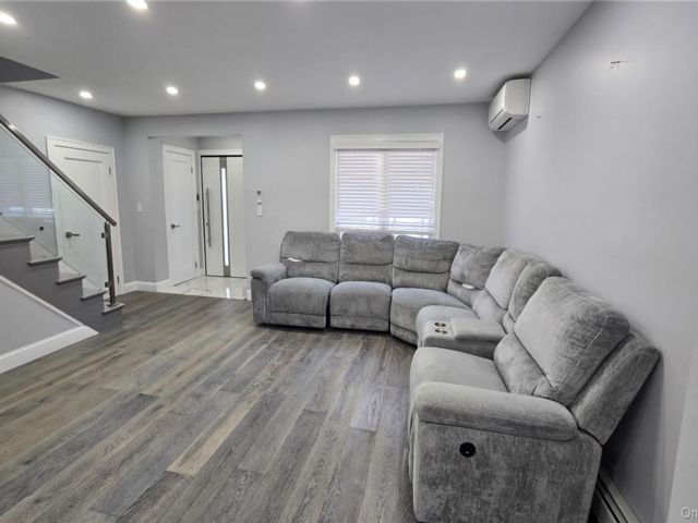  4 BR,  3.00 BTH &nbsp;Colonial style home in Hollis Hills