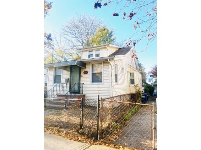  3 BR,  2.00 BTH &nbsp;House style home in Jamaica