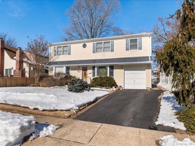  4 BR,  2.00 BTH &nbsp;Colonial style home in North Bellmore