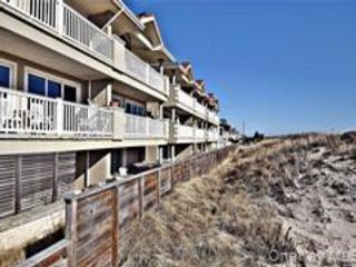  3 BR,  3.00 BTH &nbsp;Contemporary style home in Long Beach