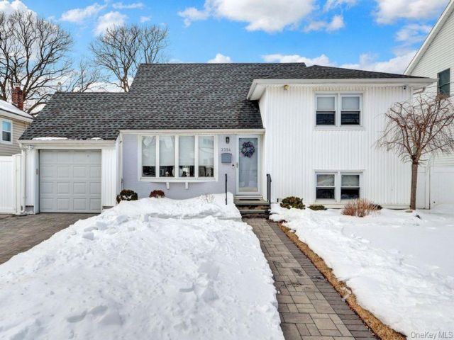  3 BR,  2.00 BTH &nbsp;Split level style home in Oceanside