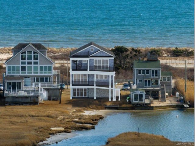  4 BR,  3.00 BTH &nbsp;Post modern style home in Gilgo Beach