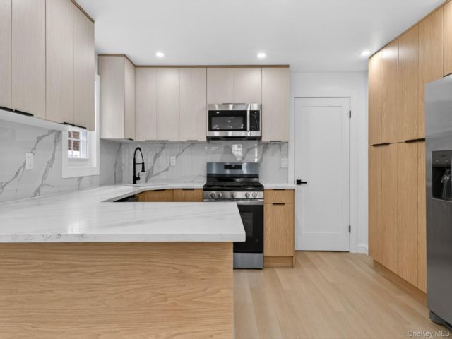  3 BR,  3.00 BTH &nbsp;Colonial style home in Jamaica