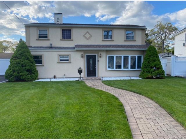  5 BR,  3.00 BTH &nbsp;Exp ranch style home in Massapequa