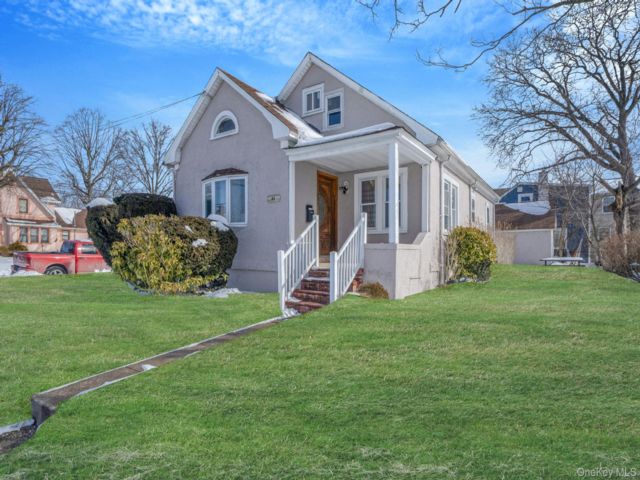  4 BR,  2.00 BTH &nbsp;Cape cod style home in Hempstead