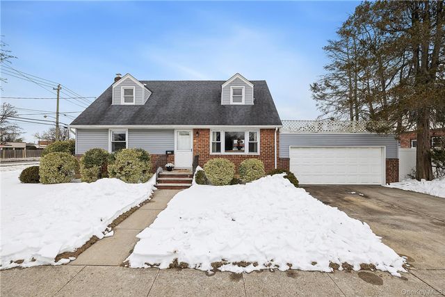  4 BR,  1.00 BTH &nbsp;Cape cod style home in New Hyde Park