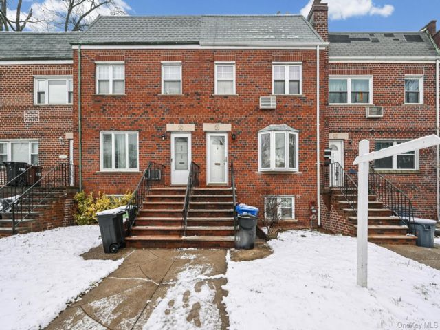  3 BR,  2.00 BTH &nbsp;Colonial style home in Rego Park