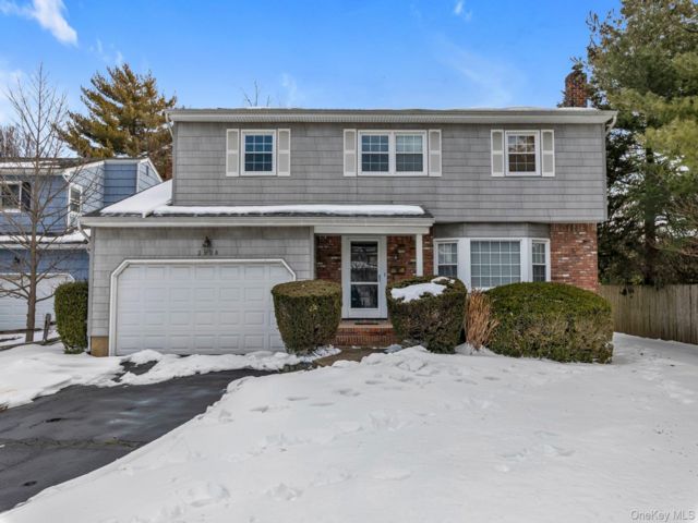  4 BR,  3.00 BTH &nbsp;Colonial style home in Merrick