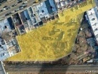 Lot <b>Size:</b>  &nbsp;House style home in Corona