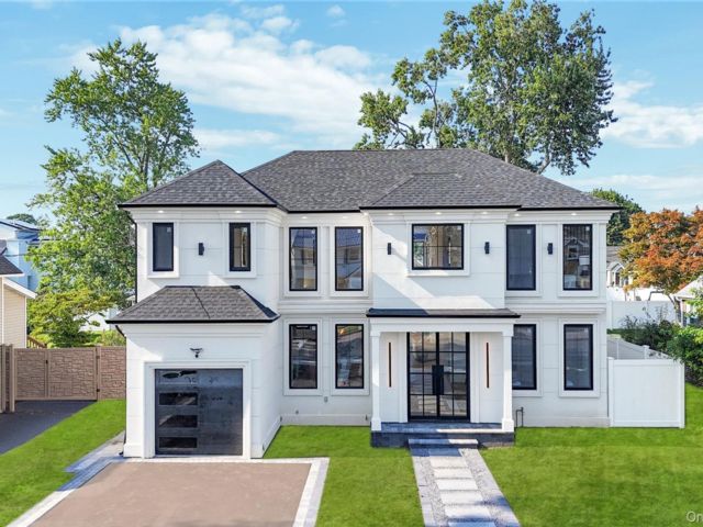  5 BR,  6.00 BTH &nbsp;Colonial style home in East Meadow