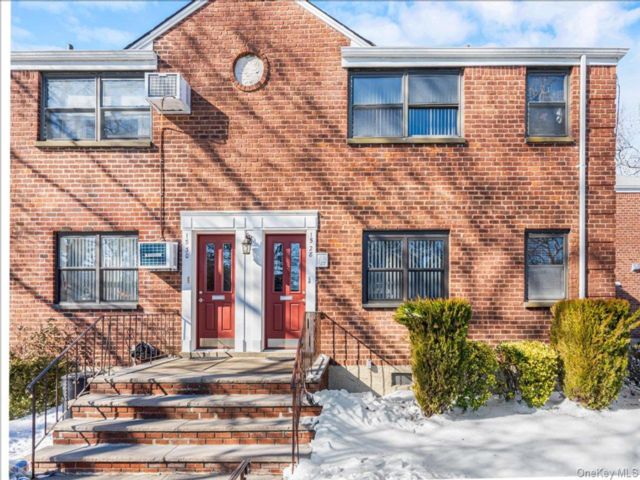  1 BR,  1.00 BTH &nbsp;Garden style home in Whitestone