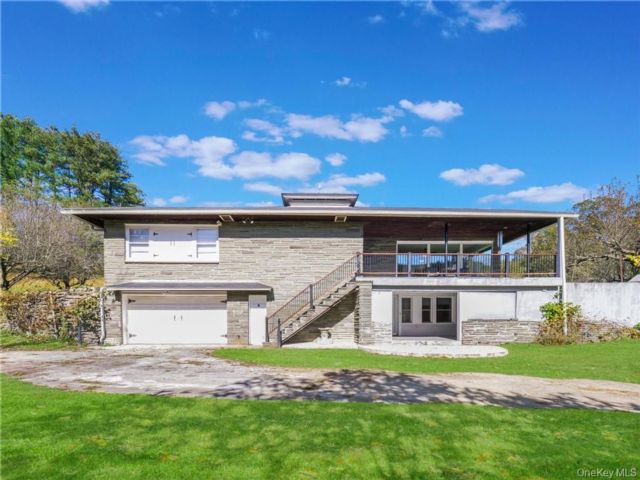  4 BR,  2.00 BTH &nbsp;Contemporary style home in Ellenville