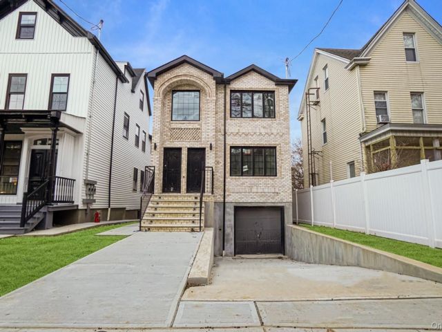  8 BR,  4.00 BTH &nbsp;Other style home in Woodlawn