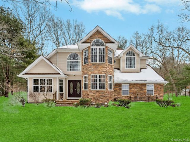  4 BR,  3.00 BTH &nbsp;Colonial style home in Manorville