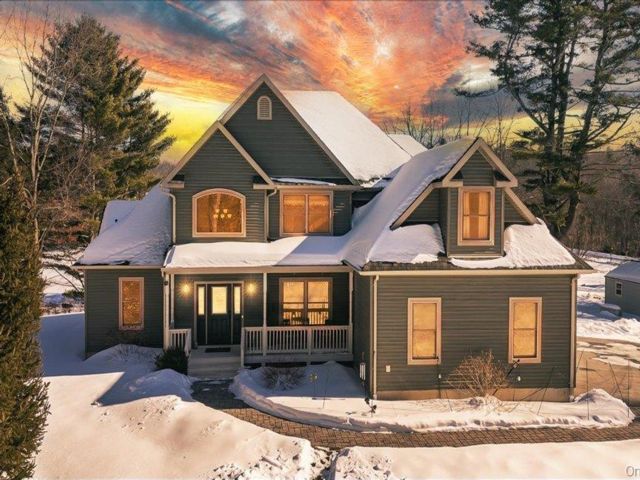  4 BR,  3.00 BTH &nbsp;Colonial style home in Pine Bush