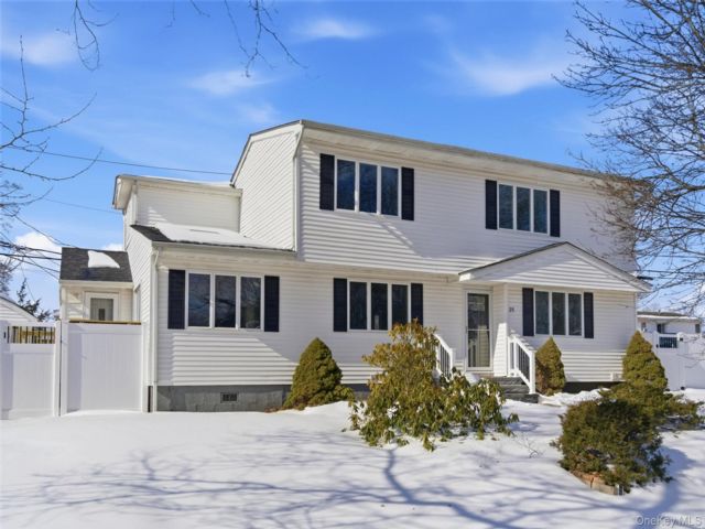 4 BR,  2.00 BTH &nbsp;Colonial style home in Commack