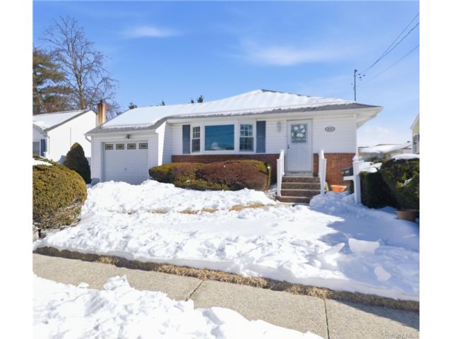  3 BR,  1.00 BTH &nbsp;Ranch style home in East Meadow