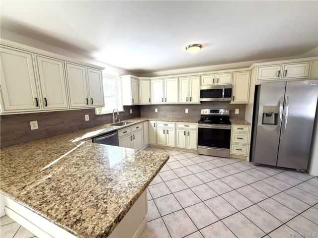  3 BR,  2.00 BTH &nbsp;Hi ranch style home in Holtsville