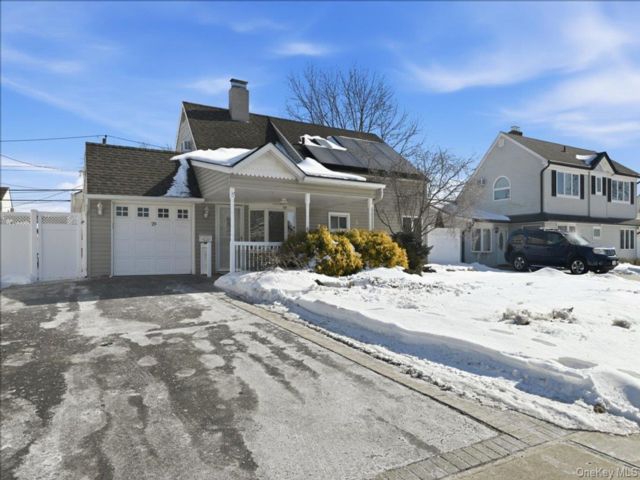  4 BR,  2.00 BTH &nbsp;Exp ranch style home in Wantagh