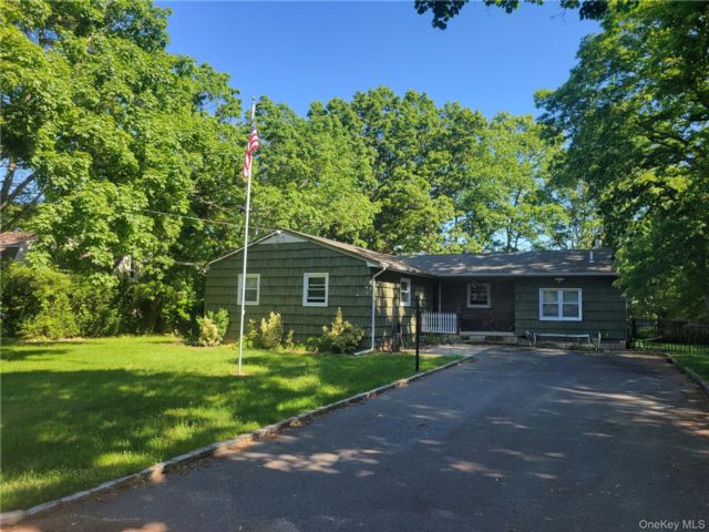  3 BR,  2.00 BTH &nbsp;Ranch style home in Medford