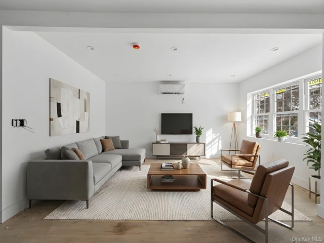  6 BR,  2.00 BTH &nbsp;House style home in Esplanade