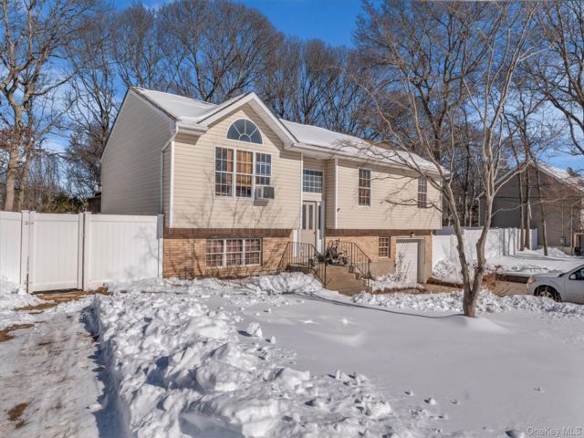  4 BR,  3.00 BTH &nbsp;Hi ranch style home in Farmingville