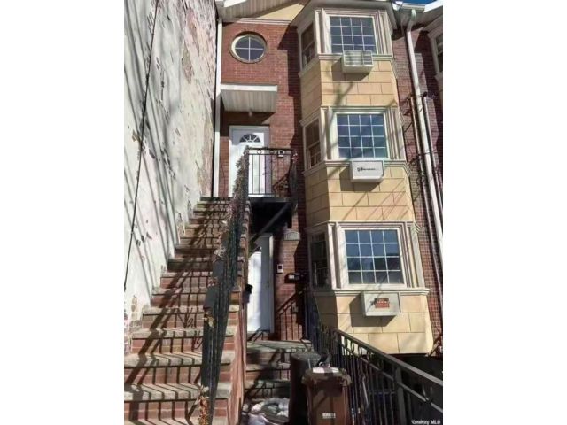  3 BR,  2.00 BTH &nbsp;A-frame style home in Long Island City