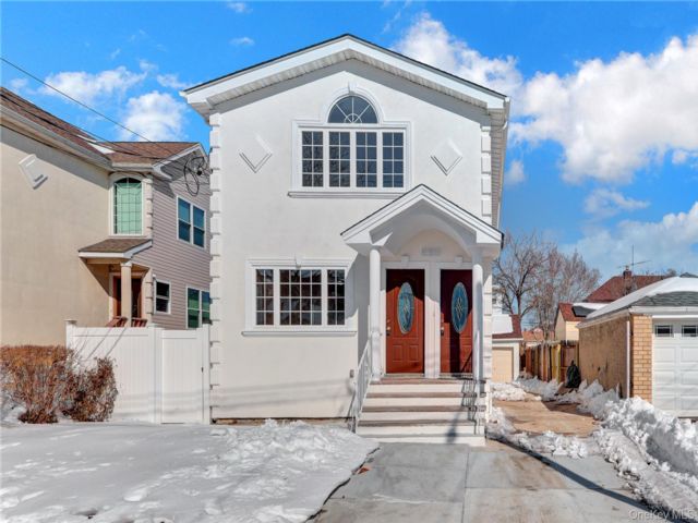  6 BR,  4.00 BTH &nbsp;Colonial style home in Rosedale