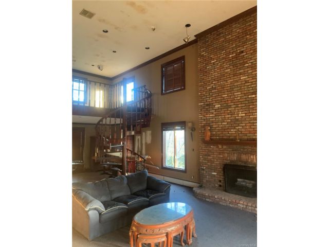  5 BR,  4.00 BTH &nbsp;Colonial style home in Old Westbury