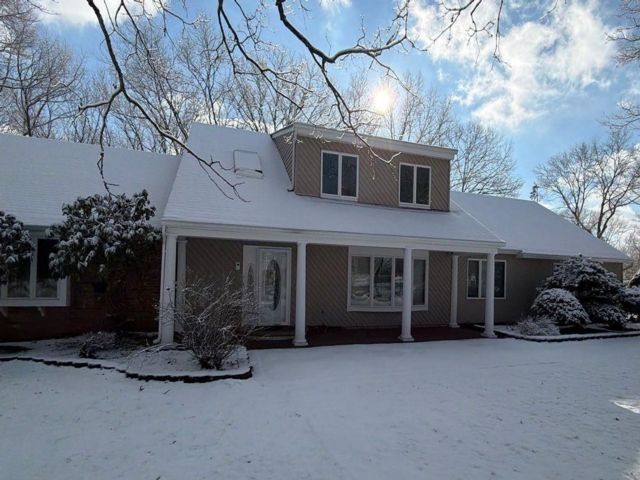  5 BR,  3.00 BTH &nbsp;Exp ranch style home in Mount Sinai