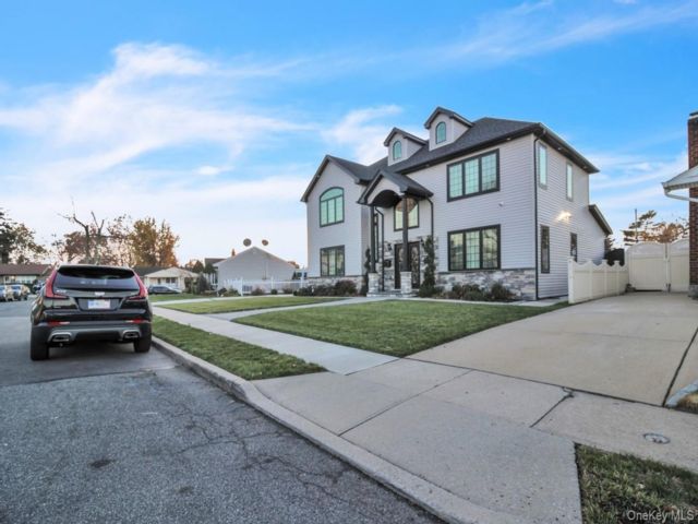  5 BR,  3.00 BTH &nbsp;Contemporary style home in Valley Stream